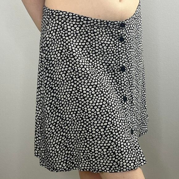 H&M Ditsy Floral Button Front Mini Skirt Size 6 Black White Daisy Print - Picture 2 of 4